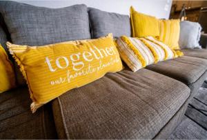 Brooklynns Bay, Elegant Lakefront Condo Retreat