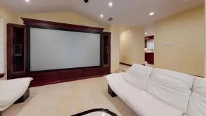 Relax, Entertain, & Indulge In Our Unique Pool House - فار