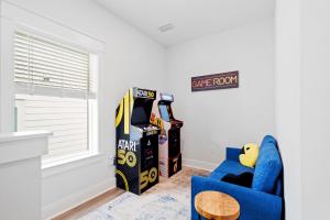 Coastal Charm 6 beds Walk to Beach Golf Cart