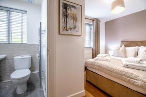 Clover Apartment - Sleeps 5 - Free Parking, Self-Check-In, Fast Wifi and Sky TV by Yoko Property