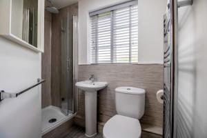 Clover Apartment - Sleeps 5 - Free Parking, Self-Check-In, Fast Wifi and Sky TV by Yoko Property