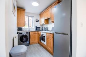 Clover Apartment - Sleeps 5 - Free Parking, Self-Check-In, Fast Wifi and Sky TV by Yoko Property