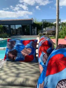 Villa et dépendance piscine privée - Thairé