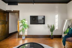 The Accountant - Sleeps 3 Guests - DT Drumheller
