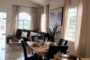 Irie Rock Cottage - Close to the Beaches and Attractions, Spa Treatment- Discovery Bay, St Ann