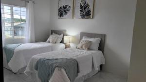 Irie Rock Cottage - Close to the Beaches and Attractions, Spa Treatment- Discovery Bay, St Ann