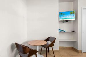 Lake Worth Getaway- Cozy Studio - Pool