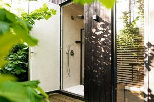 Luxe Hottub Japandi Tiny house in het Bos