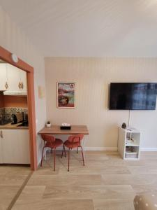 Appartements Studio Victoria SPA, au coeur du centre-ville CABINE HAMMAM -WIFI -GRAND LIT DOUBLE QUEEN SIZE 160x200cm : photos des chambres