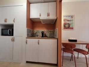 Appartements Studio Victoria SPA, au coeur du centre-ville CABINE HAMMAM -WIFI -GRAND LIT DOUBLE QUEEN SIZE 160x200cm : photos des chambres