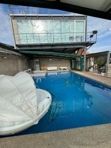 Apartamento Cubo de Cristal con piscina y vistas al mar