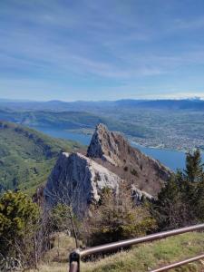 Appartements Studio Victoria SPA, au coeur du centre-ville CABINE HAMMAM -WIFI -GRAND LIT DOUBLE QUEEN SIZE 160x200cm : photos des chambres