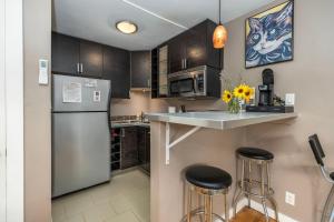 Queen Room with Kitchen - Pet Friendly room in The Flagstone Boutique Inn & Suites