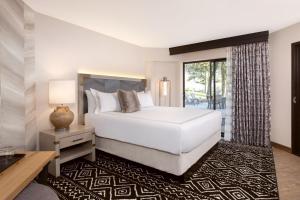 Lodge: Mobility Accessible King room in Glenwood Hot Springs Resort