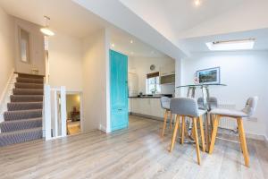Spacious & relaxing cottage stay with free parking