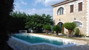 Ann's House-Under the shadow of a castle with pool and view - Kalianeika