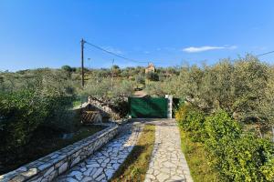 Anns House-Under the shadow of a castle with pool and view
