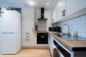 Stylish and Modern 2 Bedroom Flat, Finsbury Park, Sleeps up to 6 guests 3 double beds, Near Emirates Stadium