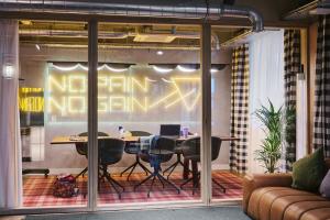Hotels Moxy Annecy : photos des chambres