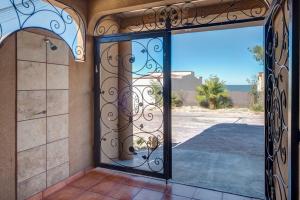 1 Min Walk to Beach - Sleeps 14 - AC - WiFi - Near Malecón