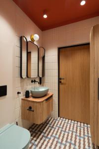 Designer Stocznia Apartament Doki Montownia Gdańsk Parking by Grandview