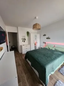 Bali Forest Roissy CDG Airport - Paris Villepinte - Fosses