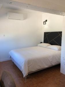 Maisons de vacances Gite 5 a 7 personnes en Provence dans grand jardin avec piscine partagee : photos des chambres