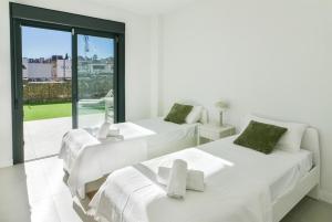 Garden apartment with spa, outdoor pool & parking