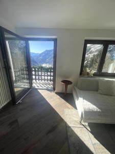 Comfortable and sunny 4 minutes skiing facilities