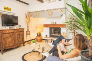 Hotels Les Voutes - Chambres d-Hotes a Lanas en Sud Ardeche - Pres de Vogue, Balazuc, Grotte Chauvet - Demi-Pension - Terrasse, Parking : photos des chambres