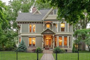 Take 5 Rendezvous at Hoffman House Fairbury-Entire Home