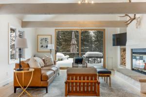 Novelle Chalet - Renovated, Chic Contemporary Home on Gore Creek with Hot Tub
