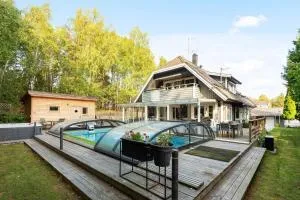 Spa villa - Pool, Jacuzzi, Bastu, BBQ & Gym - Järfälla