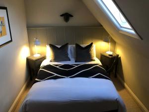 Cottage c1790, Superb central Witney, free parking