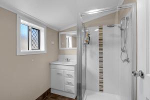 Quaint 2 bedroom fully furnished Cottage