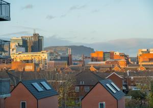 Central Comfort Apt 2 Bed and Balcony