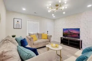 Chic home with king bed in Raleigh - Garner