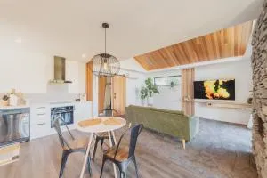 Hamptons Retreat - 1BR with Hot Tub and Fireplace - Prebbleton