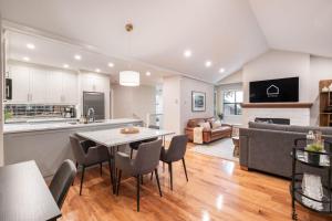 Townhome | Private hot tub | BBQ | Pets