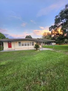 Country Home in the City with an Acre of Land - 泽弗希尔斯