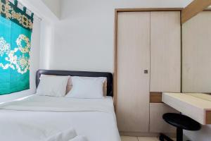 Cozy Living and Tidy 2BR Serpong Greenview Apartment By Travelio