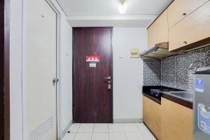 Cozy Living and Tidy 2BR Serpong Greenview Apartment By Travelio