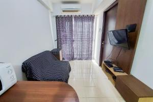 Cozy Living and Tidy 2BR Serpong Greenview Apartment By Travelio