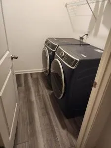 Front room queen bed cozy and nice - Monroe