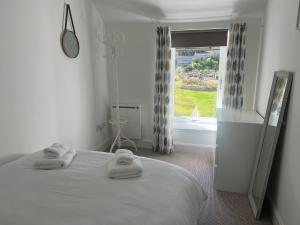 Greenwood South - Luxury beachfront home with log burner