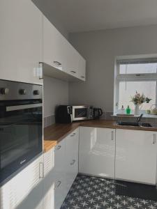 Greenwood South - Luxury beachfront home with log burner