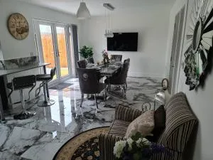 SAV 5 Bed Luxury Detached House in Leicester - Humberstone