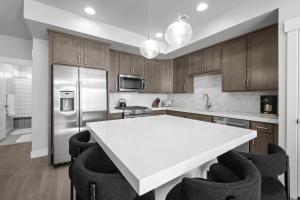 Park City Luxury 3 Bed - 3 Bath Townhome with Sauna, 10 min to Skiing