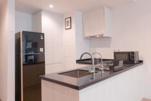 Comfy and Minimalist 1BR Branz BSD City Apartment By Travelio