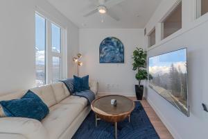 Top floor Deluxe 1BR Pool,Gym,Htub,Bowling and More